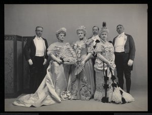 Gruppporträtt av Sydney Dillon Ripley, Mrs J.T. Burden, fru Wm. Jay, Benjamin Nicol och överste Wm. Jay på James Hazen Hyde Ball, New York, 31 januari 1905 (silvergelatintryck)